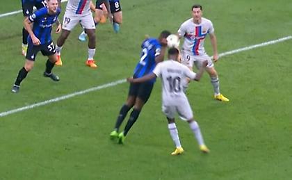 Η φάση που ζητά πέναλτι η Μπαρτσελόνα στο ματς με την Ίντερ