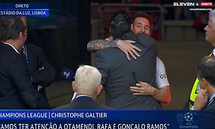 Ο θερμός εναγκαλισμός του Μέσι με τον Φούτρε πριν τη σέντρα