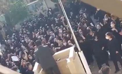 Κορίτσια από το Ιράν έκραξαν ομιλητή παραστρατιωτικής ομάδας