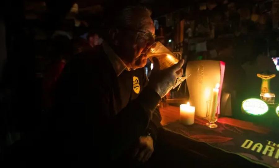 Ιδιοκτήτες παμπ χρησιμοποιούν κεριά για να γλιτώσουν λεφτά για ρεύμα