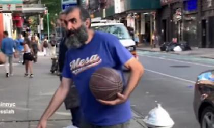 Ο Έλληνας φαινόμενο που βάζει απίστευτα καλάθια στους δρόμους της Νέας Υόρκης