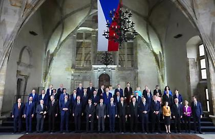 Δύο ξένοι στην ίδια «οικογενειακή» φωτογραφία: Οι αποστάσεις που κράτησαν Μητσοτάκης- Ερντογάν