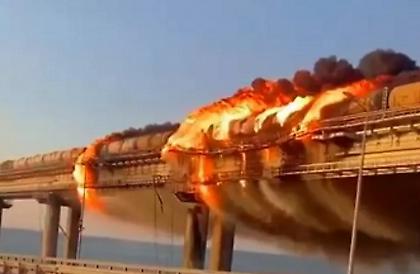 Ισχυρή έκρηξη στη γέφυρα στο Στενό του Κερτς που συνδέει την Κριμαία με Ρωσία