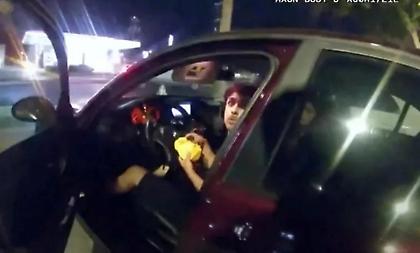 ΗΠΑ: Αστυνομικός πυροβόλησε ανύποπτο 17χρονο την ώρα που έτρωγε – Σοκαριστικό βίντεο