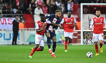 Σύρραξη στα τελευταία λεπτά του Ρεμς-Παρί Σεν Ζερμέν με ποδοσφαιριστές να πιάνονται στα χέρια