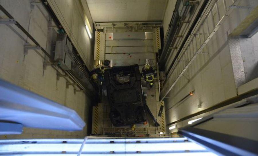 Οδηγός μπέρδεψε ασανσέρ με θέση πάρκινγκ και έπεσε με το αυτοκίνητο από ύψος 10 μέτρων