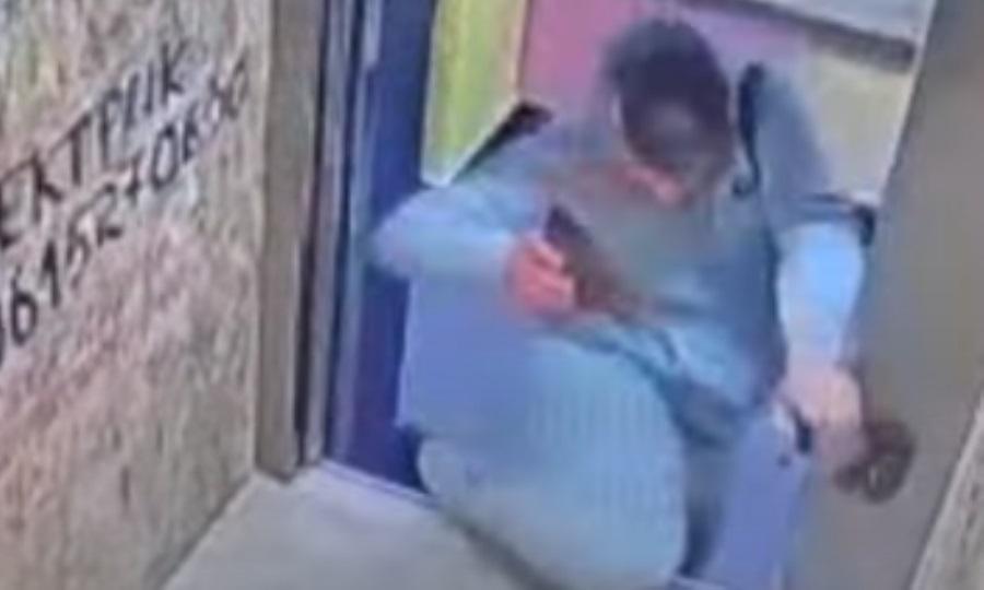 Σοκαριστικό βίντεο: Παραλίγο να... αποκεφαλιστεί από ασανσέρ!