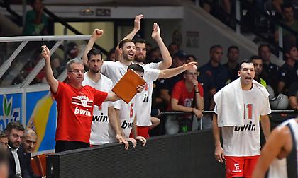 Οι παθιασμένοι πανηγυρισμοί στα καλάθια των «νέων» δείχνουν τον δρόμο στον Ολυμπιακό