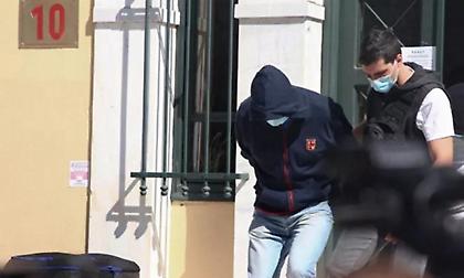 Βιασμός 12χρονης στον Κολωνό: Έφτασαν στην Ευελπίδων οι δύο κατηγορούμενοι