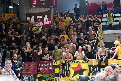 Εντυπωσιακή παρουσία από τους φίλους της ΑΕΚ στην έδρα της Ρέτζιο Εμίλια και τραγούδια στα ιταλικά