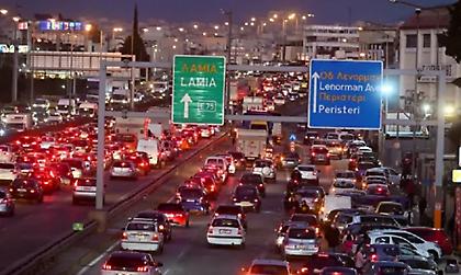 Ακινητοποιημένη νταλίκα στον Κηφισό και μποτιλιάρισμα 12 χιλιομέτρων