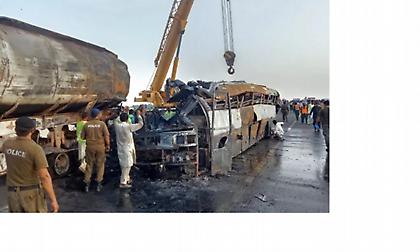 Πακιστάν: Τουλάχιστον 17 νεκροί από φωτιά σε λεωφορείο