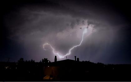 Καιρός σήμερα: Τοπικές βροχές και καταιγίδες – Αναλυτική πρόγνωση ΕΜΥ