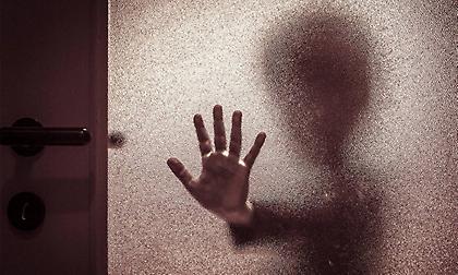 Σοκ στον Βύρωνα: Συνελήφθη 48χρονος για τον βιασμό της 13χρονης κόρης της συντρόφου του!