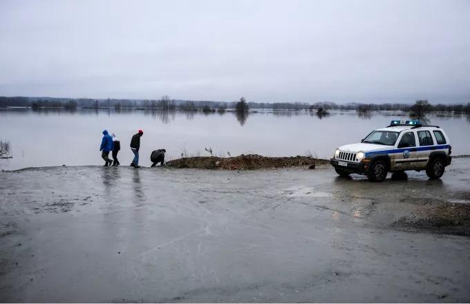 Έβρος: 92 μετανάστες προωθήθηκαν εντελώς γυμνοί