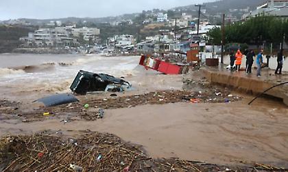 Κρήτη: Ώρες αγωνίας μετά το «σφυροκόπημα» της κακοκαιρίας- Δύτες ψάχνουν την αγνοούμενη