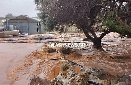 Κρήτη: «Πνίγηκε» ο Σταυρός Ακρωτηρίου - Εντυπωσιακός υδροστρόβιλος στο Ηράκλειο