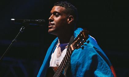 Τραγουδιστής κατέρρευσε και πέθανε επί σκηνής σε συναυλία του στο Παρίσι!