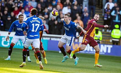 «Διπλό» στο Μάδεργουελ και παραμένει στο κυνήγι της Σέλτικ η Ρέιντζερς