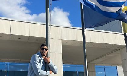 Στην Ελλάδα… αγκαλιά με την ελληνική σημαία ο Ενές Καντέρ!
