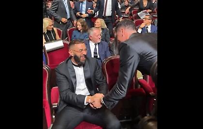 Η αγκαλιά Λεβαντόφσκι-Μπενζεμά στα βραβεία για τη Χρυσή Μπάλα