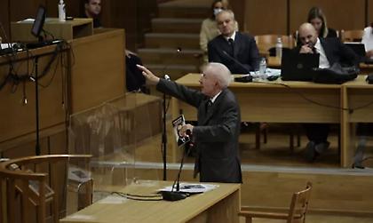 Νέα πρόκληση από τον Κώστα Πλεύρη: Χαιρέτισε και πάλι ναζιστικά μέσα στη δικαστική αίθουσα!