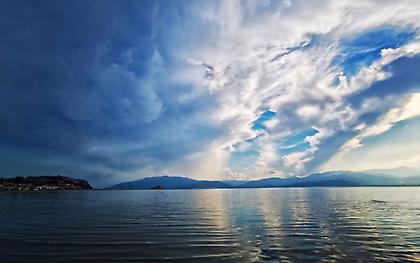 Καιρός: Συννεφιά και 25αρια την Τρίτη - Πού θα βρέξει