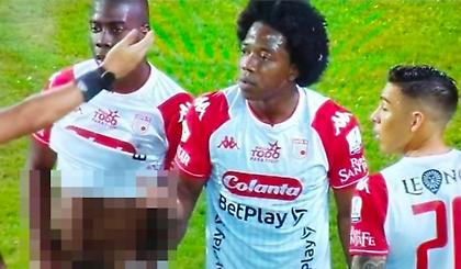 Παίκτης έβγαλε έξω το μόριό του για να αποπροσανατολίσει εκτελεστή φάουλ