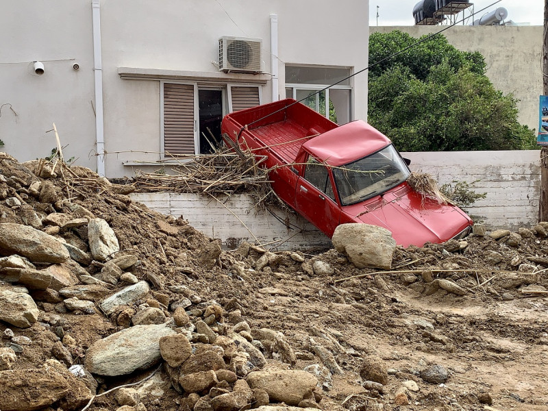 Κρήτη: «Ψαρεύοντας» δεκάδες αυτοκίνητα από τη θάλασσα