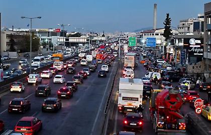 Κυκλοφοριακό: Σύγκρουση οχημάτων στην Κατεχάκη - Μεγάλη ταλαιπωρία των οδηγών