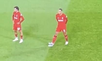 Ο Φαν Ντάικ… έσκαψε τη βούλα για να χάσει το πέναλτι ο Μπόουεν!