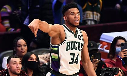 Η μυθική εμφάνιση του Αντετοκούνμπο που «άγγιξε» το triple-double