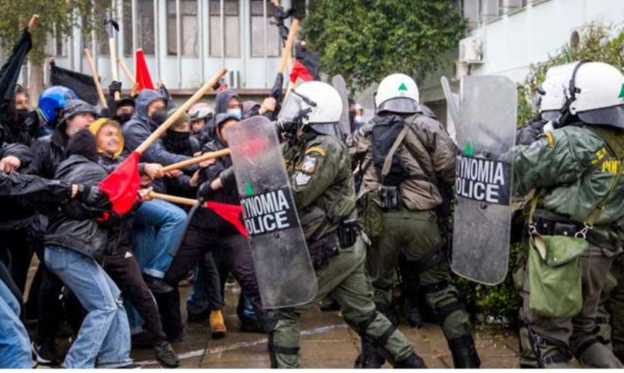 Θεσσαλονίκη: Επίθεση με μολότοφ σε διμοιρία των ΜΑΤ στο ΑΠΘ