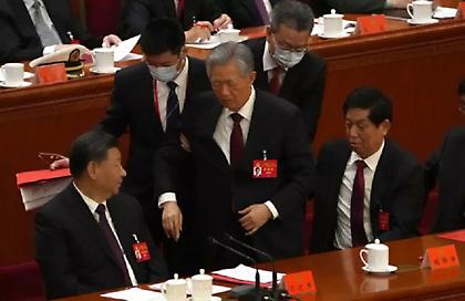 Πρωτοφανές περιστατικό στην Κίνα: Πέταξαν εκτός συνεδρίου του ΚΚΚ τον πρώην πρόεδρο, Χου Ζιντάο!