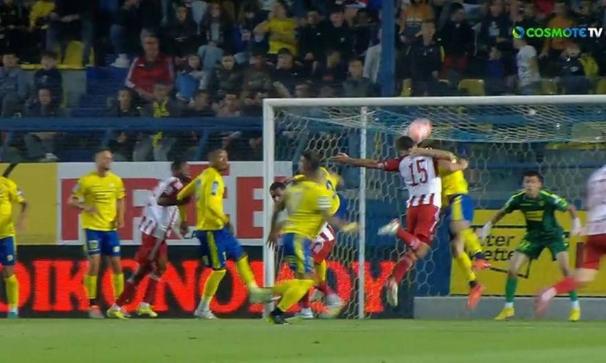 Η μονομαχία Σωκράτη-Λάρσον, έντονες διαμαρτυρίες του αρχηγού του Ολυμπιακού για πέναλτι