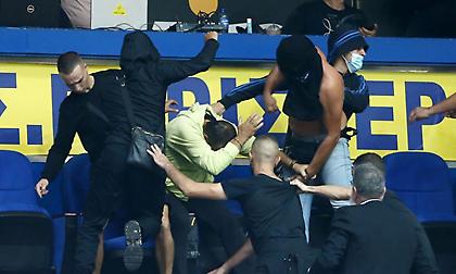 Επεισόδια και διακοπή στο Περιστέρι bwin-ΑΕΚ: Έφυγαν για τα αποδυτήρια οι διαιτητές!