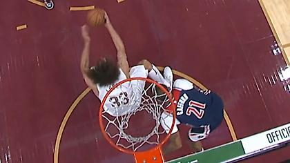 ΝΒΑ Top 10: Το ανάποδο καλάθι του Ρόμπιν Λόπεζ στο Νο 1