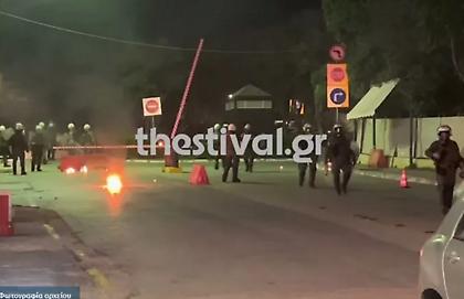 Επίθεση κουκουλοφόρων σε δυνάμεις των ΜΑΤ τα ξημερώματα έξω από το ΑΠΘ