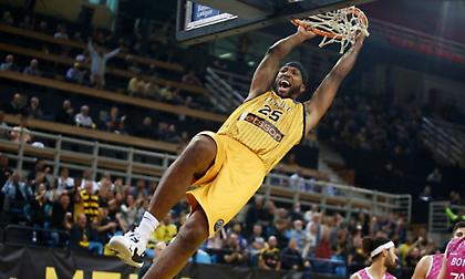 Αριστοτεχνική ασίστ Φρέιζερ και επιβλητικό κάρφωμα Μίτσελ για την ΑΕΚ κόντρα στη Βόννη!