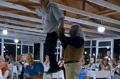 Κρήτη: Ηλικιωμένος χορεύει σαν έφηβος πάνω σε μπουκάλι και καρέκλα!