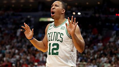 Ο Γκραντ Γουίλιαμς έπεσε πάνω σε διαιτητή και αποβλήθηκε