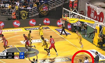 Το «τερμάτισαν» στον Ολυμπιακό: Λαρεντζάκης βάζει τρίποντο, Γουόκαπ και Πάπας σχηματίζουν μια κόμπρα