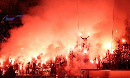 Έκαναν τη νύχτα μέρα με δεκάδες καπνογόνα οι φίλοι της Μακάμπι Χάιφα στο «Παρκ Ντε Πρενς»