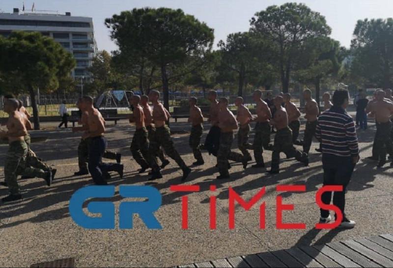 ΟΥΚάδες γυμνάζονται στο κέντρο της Θεσσαλονίκης