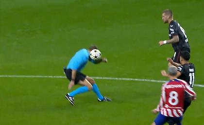 Ο Γκριεζμάν σούταρε στο πρόσωπο του διαιτητή