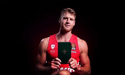 Ο Τόμας Γουόκαπ κουβαλάει πάντα μαζί του την Αγία Γραφή