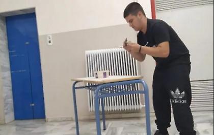 Λάρισα: Αυτός είναι ο μαθητής του που έγινε viral – Στα διαλείμματα επισκευάζει τα θρανία