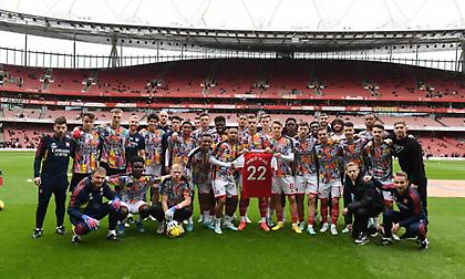 Συγκίνηση στο Emirates: Σήκωσαν τη φανέλα του Πάμπλο Μάρι οι παίκτες της Άρσεναλ