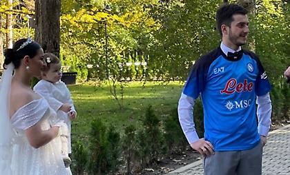 Τρέλα για Κβαρατσχέλια: Γαμπρός πήγε στον γάμο με φανέλα του άσου της Νάπολι