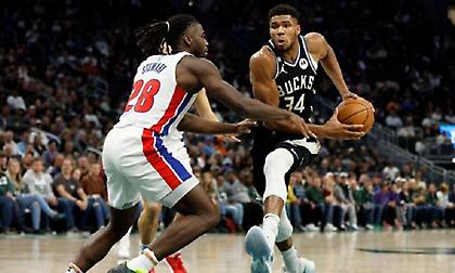 Συνεχίζουν μόνοι αήττητοι οι Μπακς, «λύγισαν» Πίστονς με Γιάννη και καθοριστικό Χόλιντεϊ